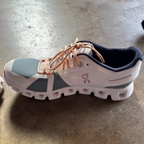 On Cloud Running Shoes - Picture 7 of 9